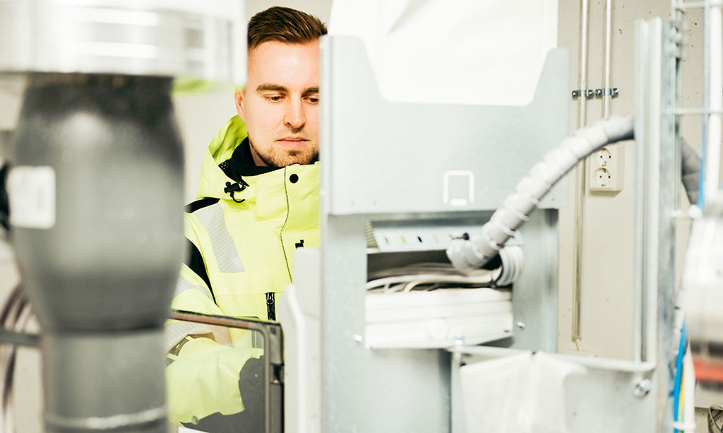 Oulun Energian LVI-insinööri Sami Karjalainen tekemässä kaukolämmön kuntokatselmusta.