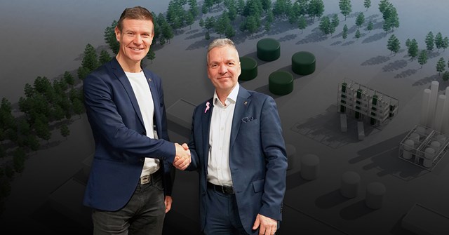 Oulun Energian toimitusjohtaja Arto Sutinen ja P2X Solutionsin toimitusjohtaja Herkko Sutinen kättelevät vetyhankkeen julkistuksen yhteydessä Northern Power -tilaisuudessa Oulussa.