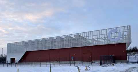 Kuvassa näkyy Oulun Energian Linnanmaan energiakeskus ulkopuolelta. 