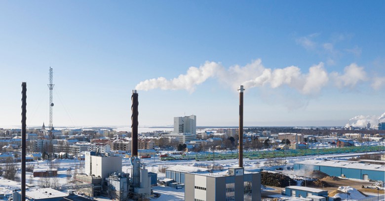 Ilmakuvaa Kemin kaupungista, jossa etualalla näkyy Kemin Energian ja Veden voimalaitos ja taustalla muuta kaupunkia. 