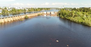 Kuvassa näkyy Oulun Energian Merikosken voimalaitoksen lamellipato, patouoma ja patoluukut. 