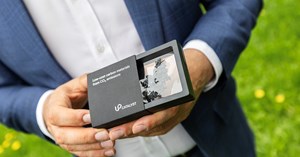 Kuvassa näkyy Up Catalystin mallikappale hiilimateriaalista, joka on tehty talteen otetuista hiilidioksidipäästöistä. 