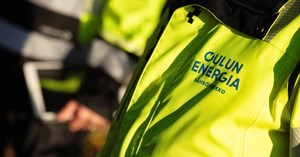 Kuvassa näkyy Oulun Energia Sähköverkon työntekijän työtakissa oleva logo. 