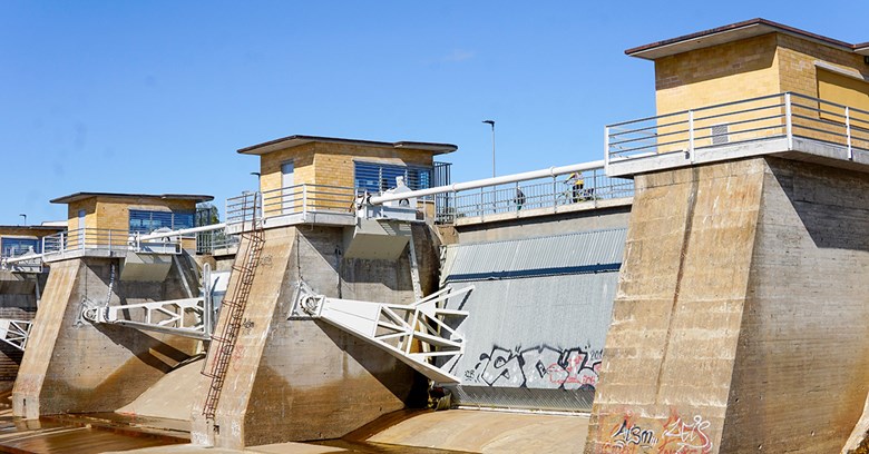 Merikosken patosillan sulkuluukut kesäisenä päivänä.