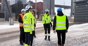 Kuvassa näkyy Laanilan biovoimalaitoksen edessä Oulun Energian työntekijöitä sekä Suomen parasta metsäenergiapolttoainetta etsineen kilpailun auditointiraadin jäseniä. 