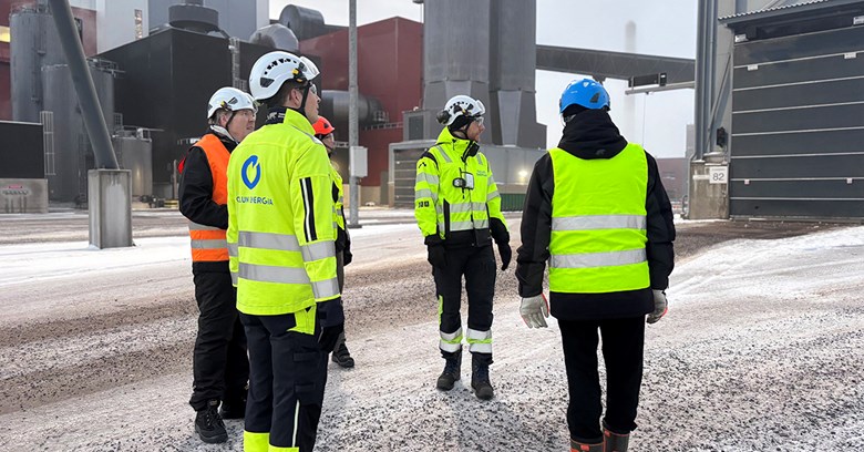 Kuvassa näkyy Laanilan biovoimalaitoksen edessä Oulun Energian työntekijöitä sekä Suomen parasta metsäenergiapolttoainetta etsineen kilpailun auditointiraadin jäseniä. 