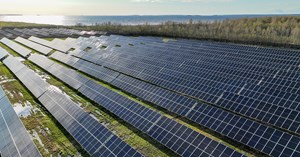 Oulun Energia ja Oomi Solar aloittavat aurinkovoimalan älykkään monienergiaoptimoinnin Oulun Vihreäsaaressa