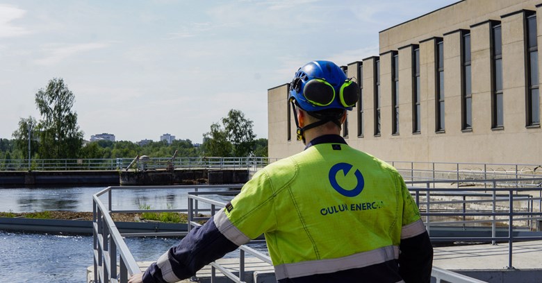 Oulun Energian työntekijä seisoo Merikosken voimalaitoksen edustajalla. 