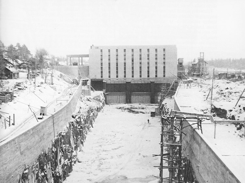 Kuvassa näkyy Merikosken voimalaitos rakentamisvaiheessa  sekä alakanavaa, johon vesi oli tarkoitus johtaa voimalaitokselta. 