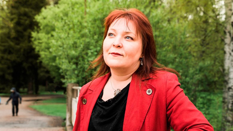 Minna Pesonen katsoo mietteliäänä taivaalle Ainolanpuistossa Oulussa