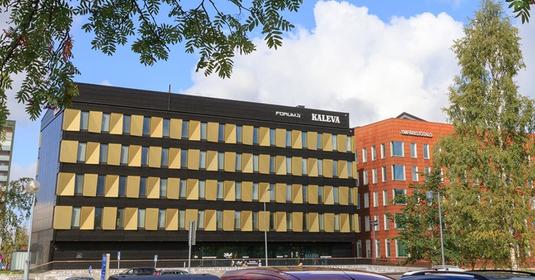 Kesällä kuvattu edestäpäin Kalevan talo.